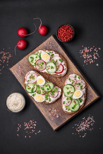 Délicieux sandwich ou bruschetta au fromage à la crème radis et oignons verts