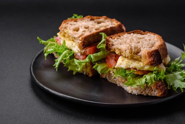 Délicieux sandwich caprese avec toast grillé laitue mozzarella et tomates
