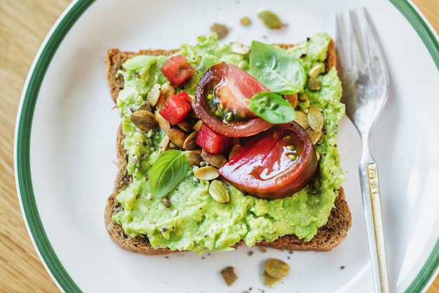 Délicieux Sandwich Sur Du Pain Complet Avec De La Purée D'avocat Et Des Tomates