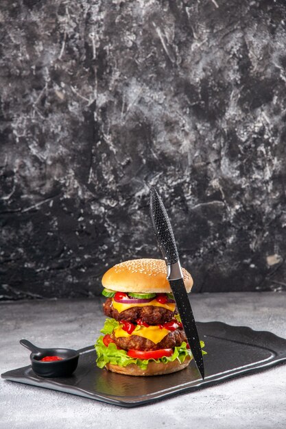 Délicieux Sandwich Fait Maison Et Ketchup à La Fourchette Sur Plateau Noir Sur Une Surface Isolée En Détresse Grise