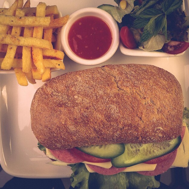 Délicieux sandwich avec frites petit-déjeuner