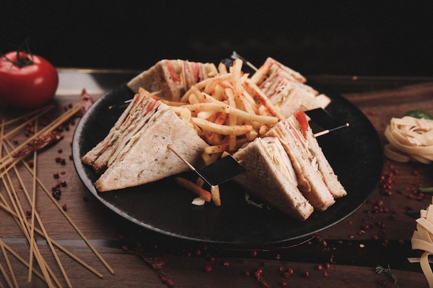 Délicieux sandwich avec frites petit-déjeuner