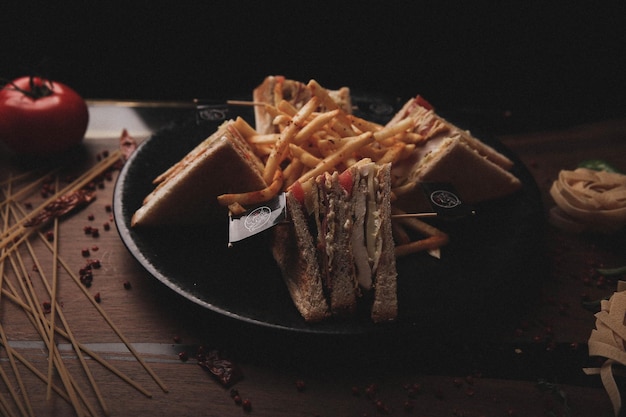 Photo délicieux sandwich avec frites petit-déjeuner