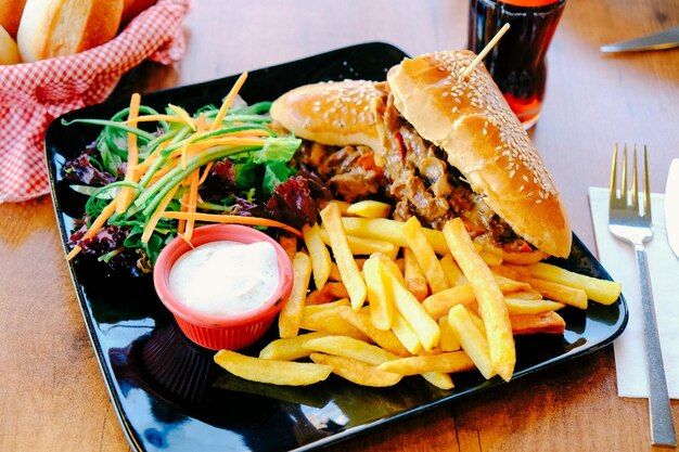 Photo délicieux sandwich avec frites, petit-déjeuner.