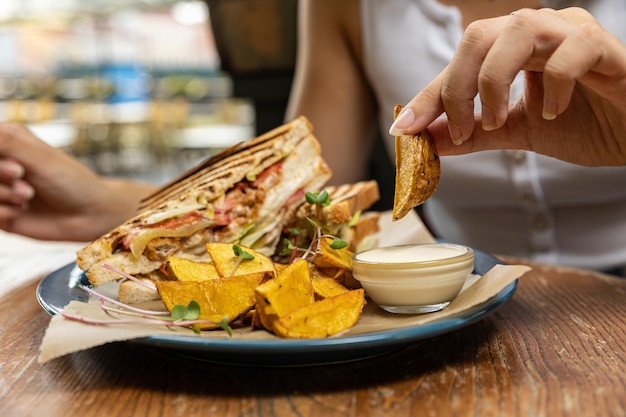 délicieux sandwich grillé avec de la viande et des légumes