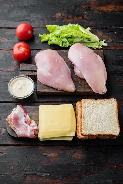 Photo délicieux sandwich avec des ingrédients de pain grillé sur une vieille table en bois