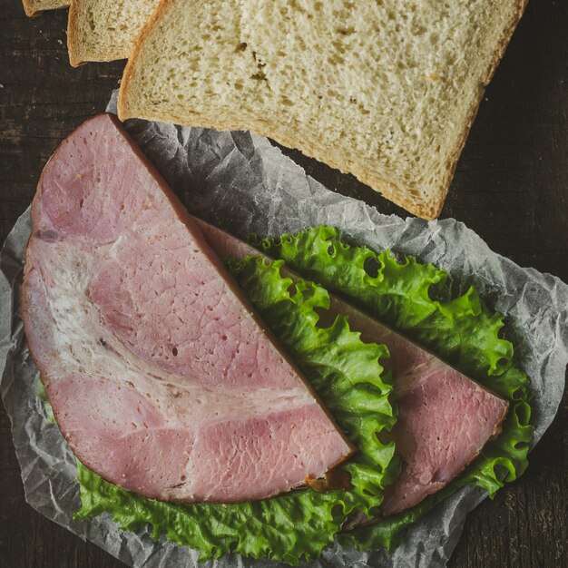 Délicieux sandwich avec laitue et jambon