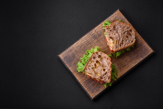 Délicieux sandwich avec des tomates croustillantes au poulet grillé et de la laitue