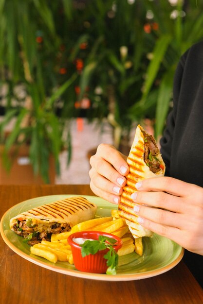 délicieux sandwich à la viande dure kebap turc wrap