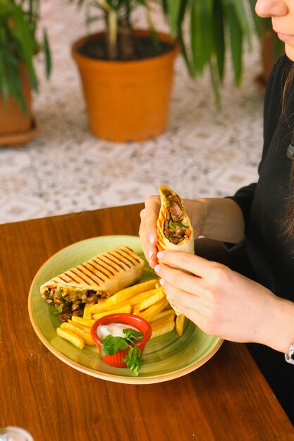 délicieux sandwich à la viande dure kebap turc wrap