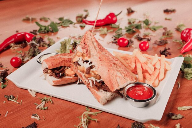 Délicieux sandwich à la viande sur la table