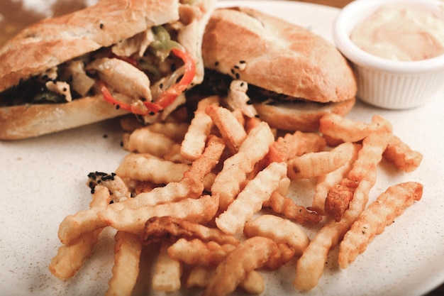 Délicieux sandwich à la viande sur la table