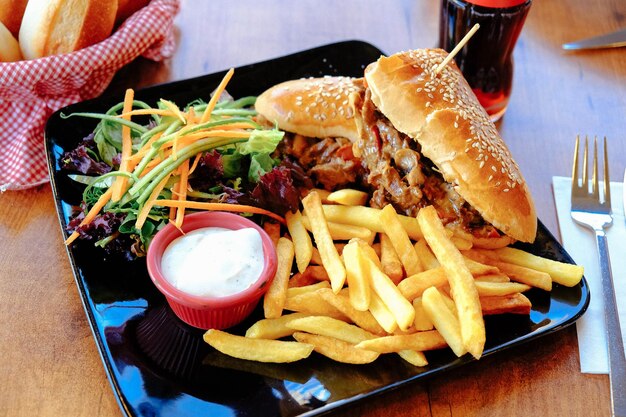 Délicieux sandwich à la viande sur la table