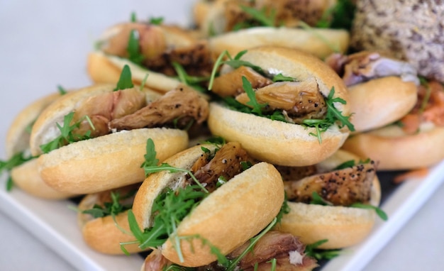 Délicieux sandwichs sur une assiette sur la table