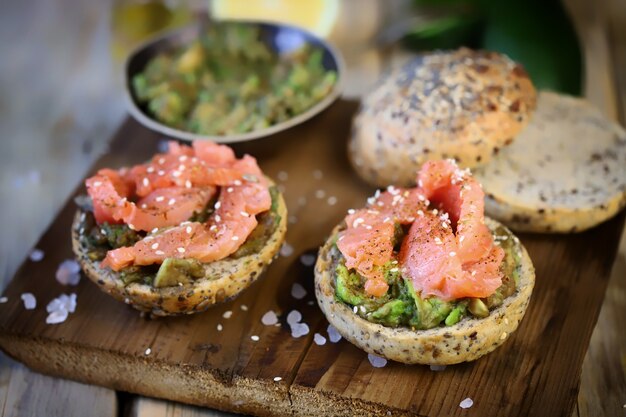 Délicieux sandwichs au saumon et guacamole.