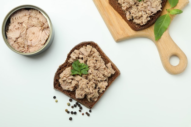 Délicieux sandwichs au thon sur fond blanc, vue de dessus