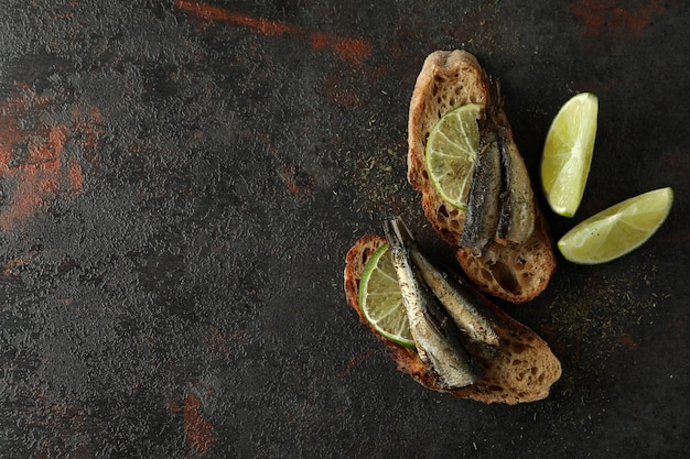 Délicieux sandwichs aux anchois sur fond texturé