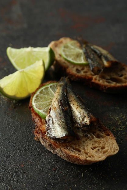 Délicieux sandwichs aux sprats sur fond texturé