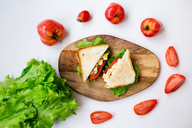 Délicieux sandwichs: œuf brouillé, tomates et fromage.