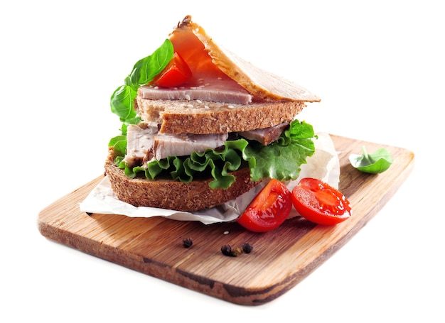 Délicieux sandwichs avec rencontre isolé sur blanc
