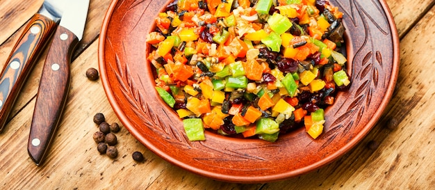 Délicieux sauté de légumes ou ragoût. Tranches de légumes cuits sur une vieille table en bois