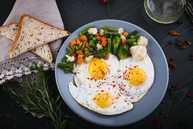 Photo délicieux, savoureux frits et mélanger les légumes sur une assiette