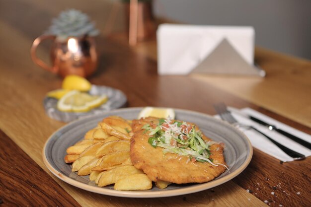 Délicieux schnitzel servi avec des frites