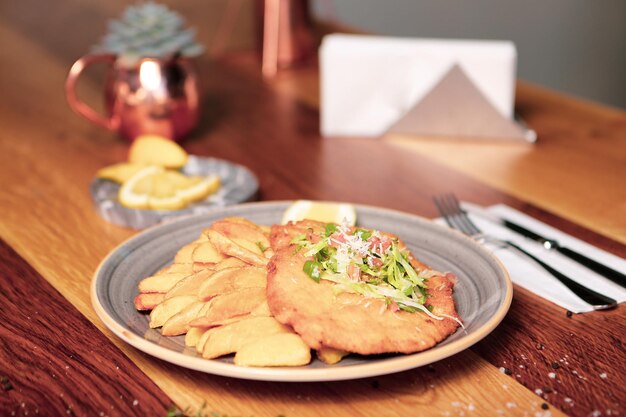 Délicieux schnitzel servi avec des frites