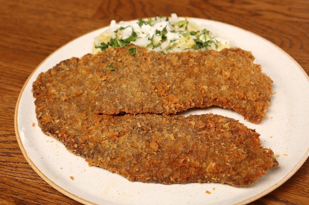 Délicieux schnitzel servi avec des frites