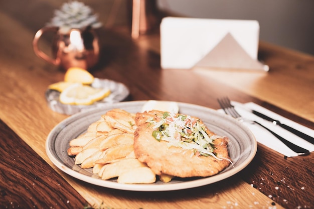 Délicieux schnitzel servi avec des frites