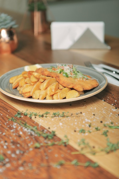 Délicieux schnitzel servi avec des frites