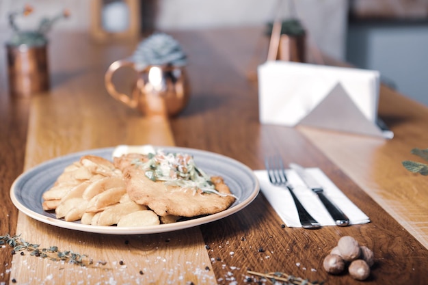 Délicieux schnitzel servi avec des frites