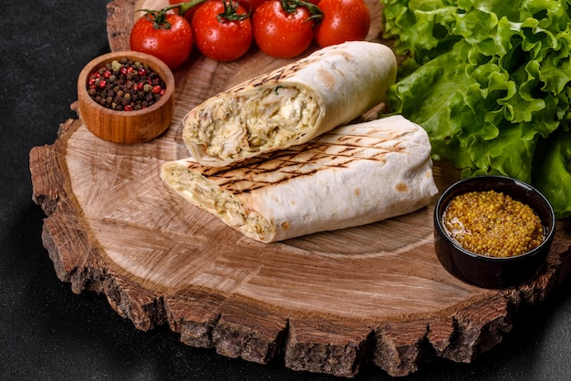 Délicieux shawarma frais avec de la viande et des légumes