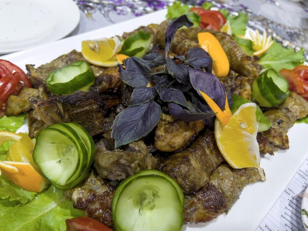 Délicieux shish kebab au basilic