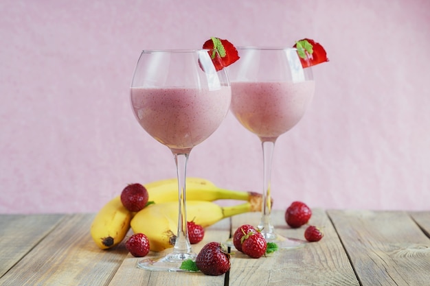 Délicieux smoothie aux fraises et bananes, yogourt ou milk-shake aux fruits frais
