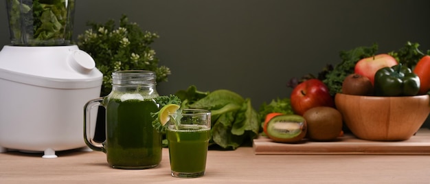 Délicieux smoothie aux légumes sur une table en bois avec des légumes frais et un mélangeur Concept d'aliments sains