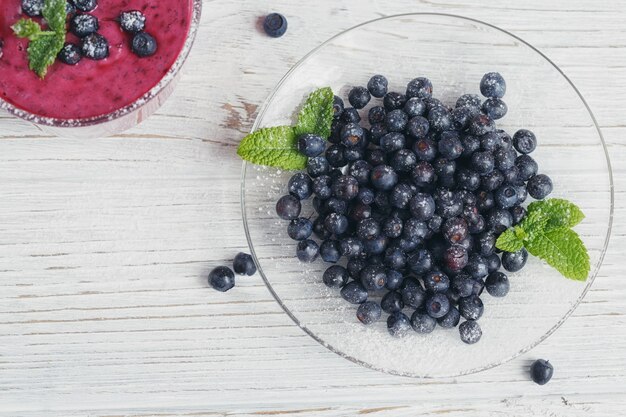 Délicieux smoothie aux myrtilles avec des baies fraîches