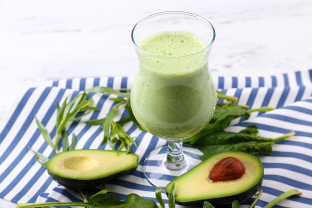 Un délicieux smoothie d'avocat frais