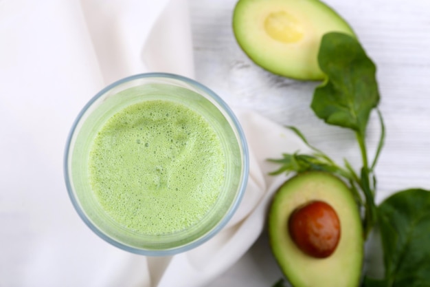 Délicieux smoothie frais à l'avocat