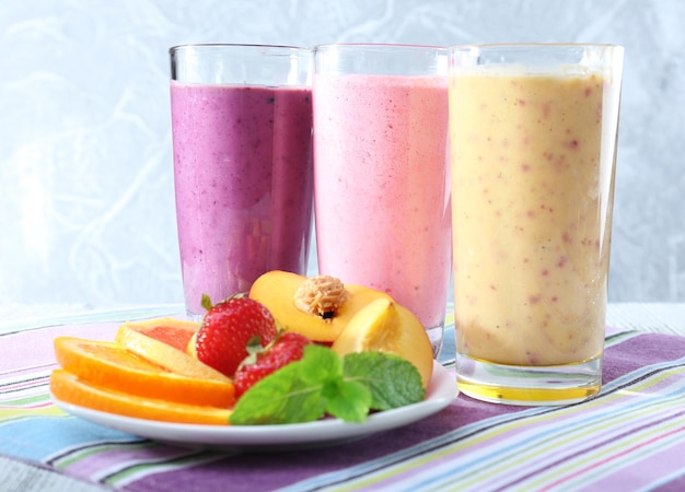 Délicieux smoothie sur table agrandi