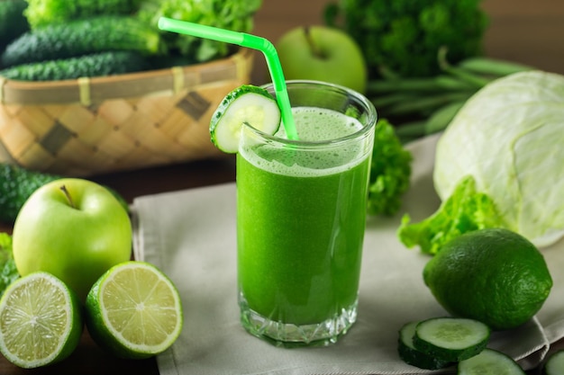 Délicieux smoothie vert sain avec des fruits et légumes sur la table