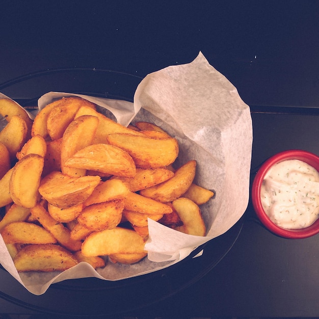 Délicieux snack assiette frites rondelles d'oignon rouleaux de printemps ou saucisses sur la table