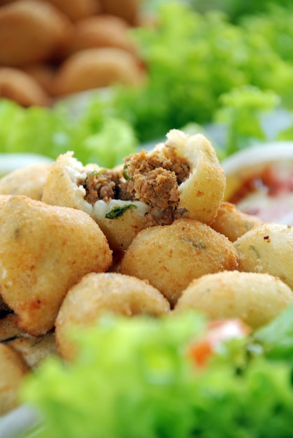 Délicieux snack brésilien, manioc et viande