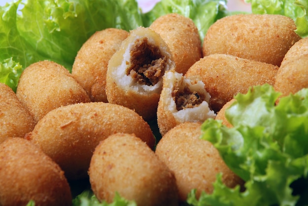 Délicieux snack brésilien, manioc et viande