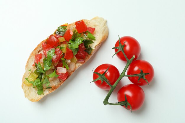 Délicieux snack italien bruschetta et tomates sur fond blanc