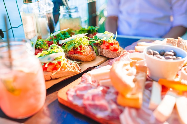 Délicieux snack italien. Bruschettes fraîches, fromages et viandes au tableau dans un café avec vue à Manarola