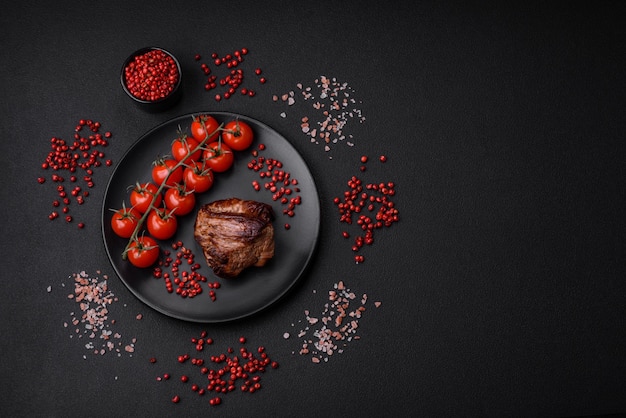 Délicieux steak de boeuf aux épices et herbes salées sur une plaque en céramique