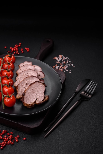 Délicieux steak de boeuf aux épices et herbes salées sur une plaque en céramique