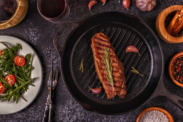 Délicieux steak de boeuf sur fond sombre