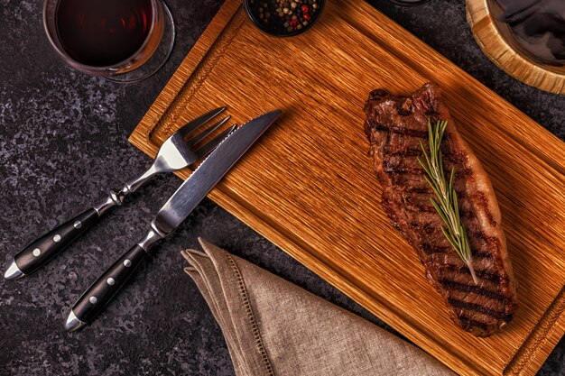 Délicieux steak de boeuf sur une planche de bois
